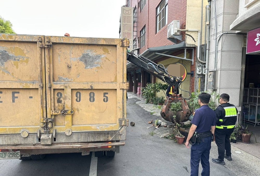 聯手清潔隊清除路障 雲林警還路於民保障交通安全 8 cnews204251210a11