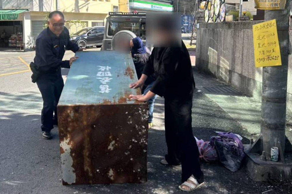 20萬元藏西裝褲　誤丟回收箱求助警翻找現金