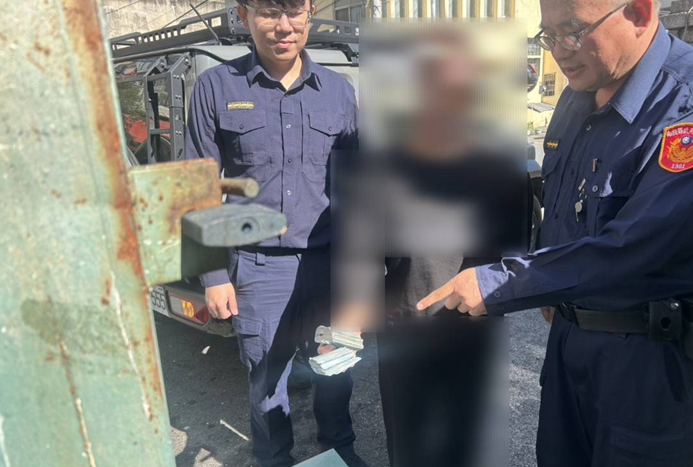 20萬元藏西裝褲 誤丟回收箱求助警翻找現金 4 cnews204251210a13