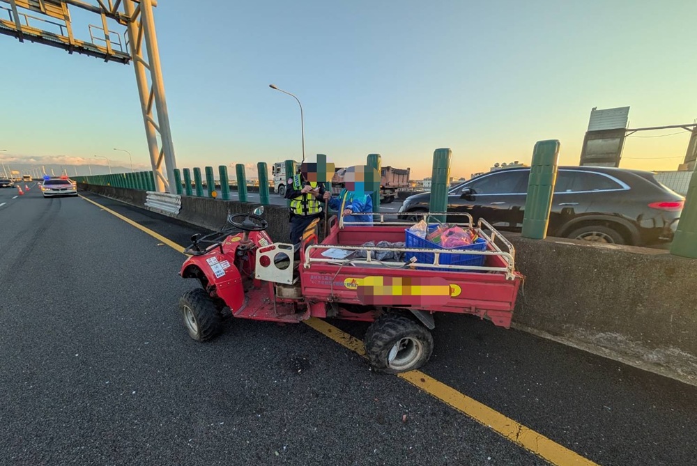 農用車誤逆向闖國道 撞轎車聯結車再追撞幸無人傷 農用車誤逆向闖國道 撞轎車聯結車再追撞幸無人傷