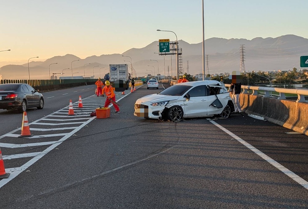 農用車誤逆向闖國道 撞轎車聯結車再追撞幸無人傷 5 cnews204251211a02