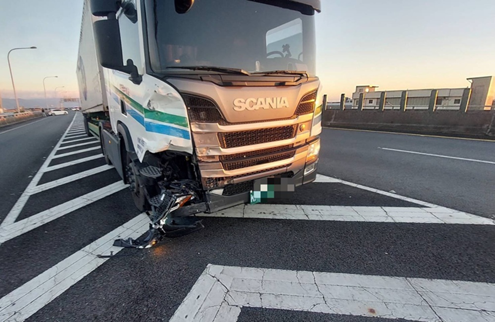 農用車誤逆向闖國道 撞轎車聯結車再追撞幸無人傷 6 cnews204251211a03