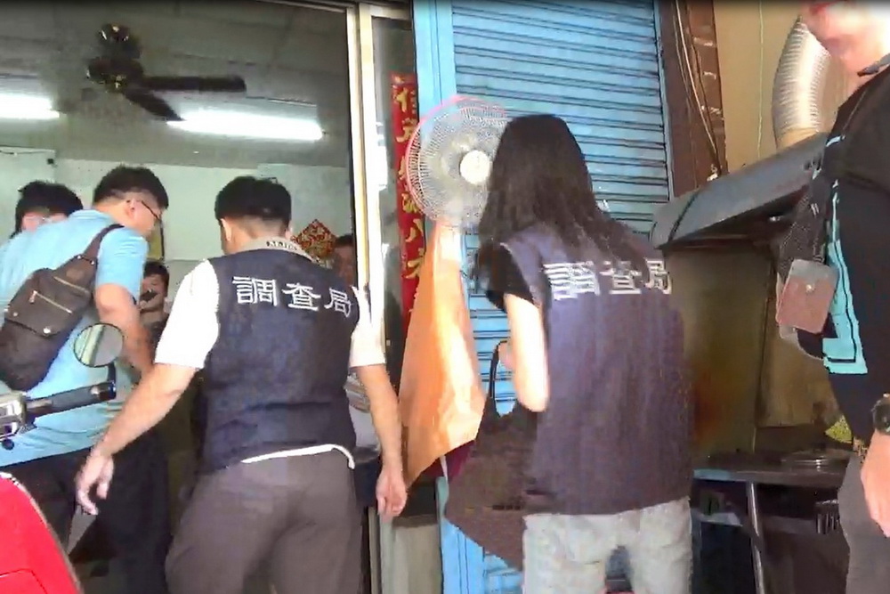 外籍移工「承包」詐團車手　調查局逮16名外勞車手全羈押