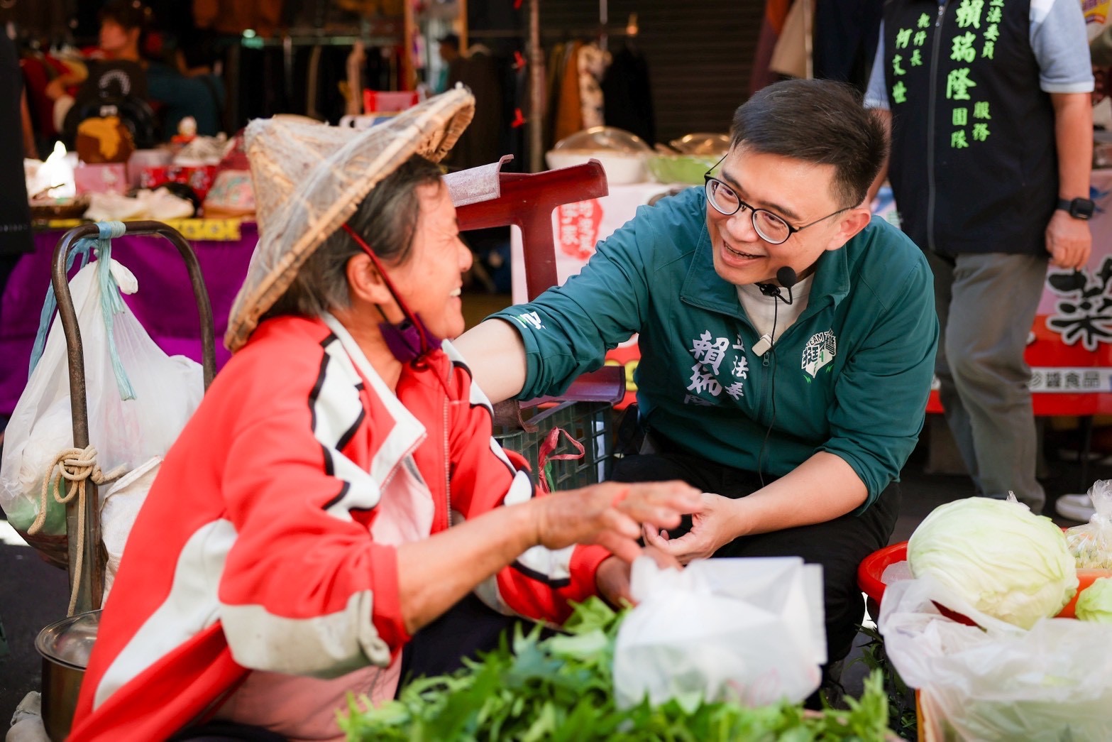 掃街拜票民眾送花熱情相挺 賴瑞隆:持續謙卑傾聽民意
