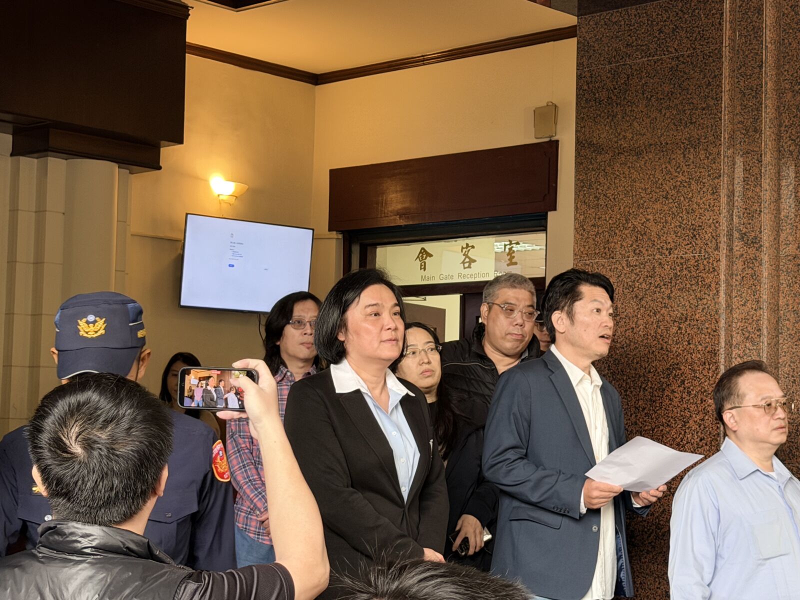 朝野助理集結抗議要求陳玉珍撤案　張啓楷到場站C位被嗆愛收割 21