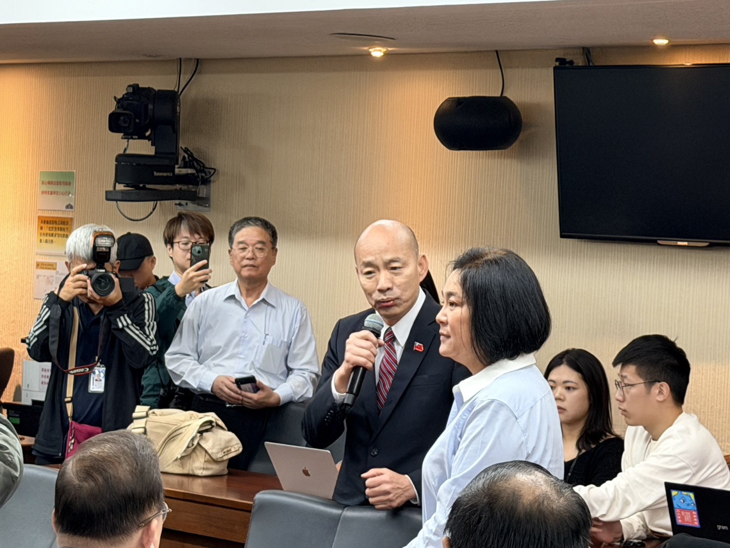 朝野助理集結抗議要求陳玉珍撤案　張啓楷到場站C位被嗆愛收割 23