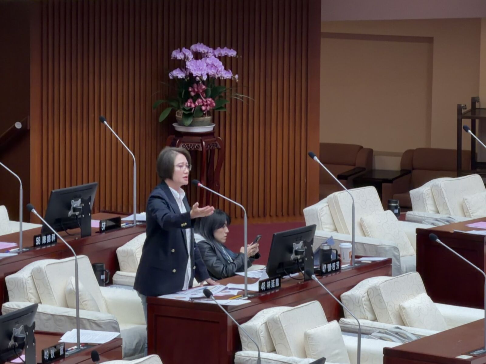 蔣萬安反對傷害助理權益　林延鳳：市長應向傅崐萁、陳玉珍表達立場