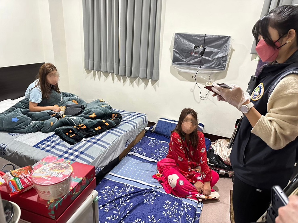 警逮16泰女涉性交易 情侶檔馬伕接私活客製化性服務 6 cnews204251212a11