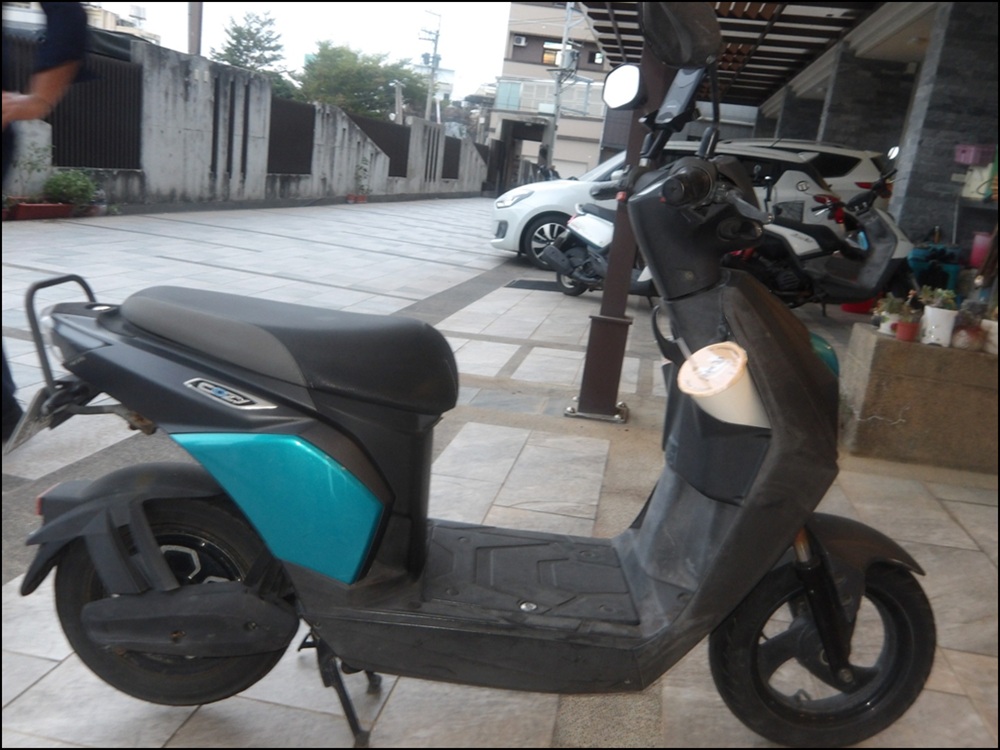 疑擦撞行人自行離去　未懸掛車牌微電車涉肇逃