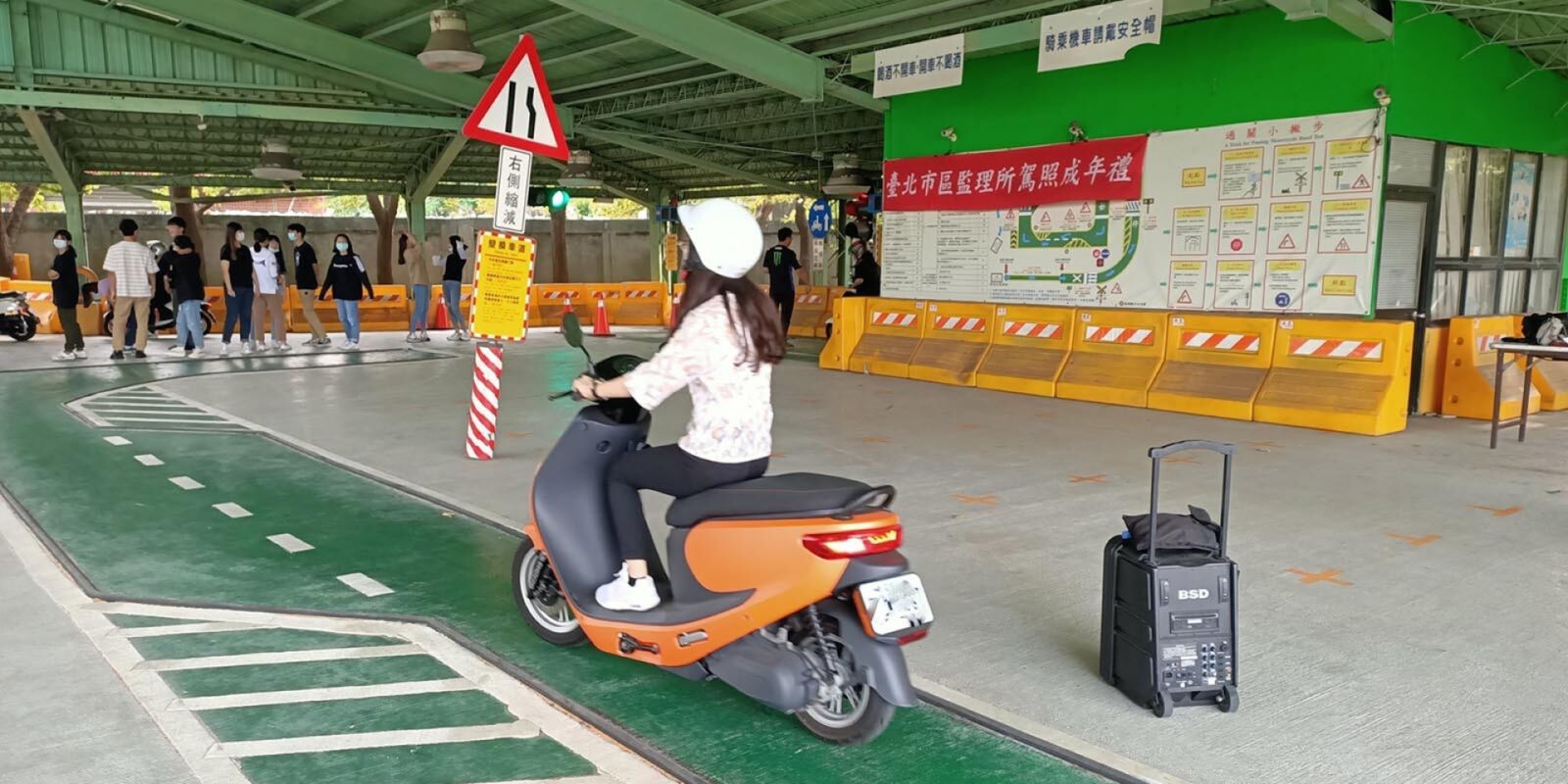 考晉級駕照通過卻未領照 糊塗女騎士違規被攔才知「3年無照騎車」