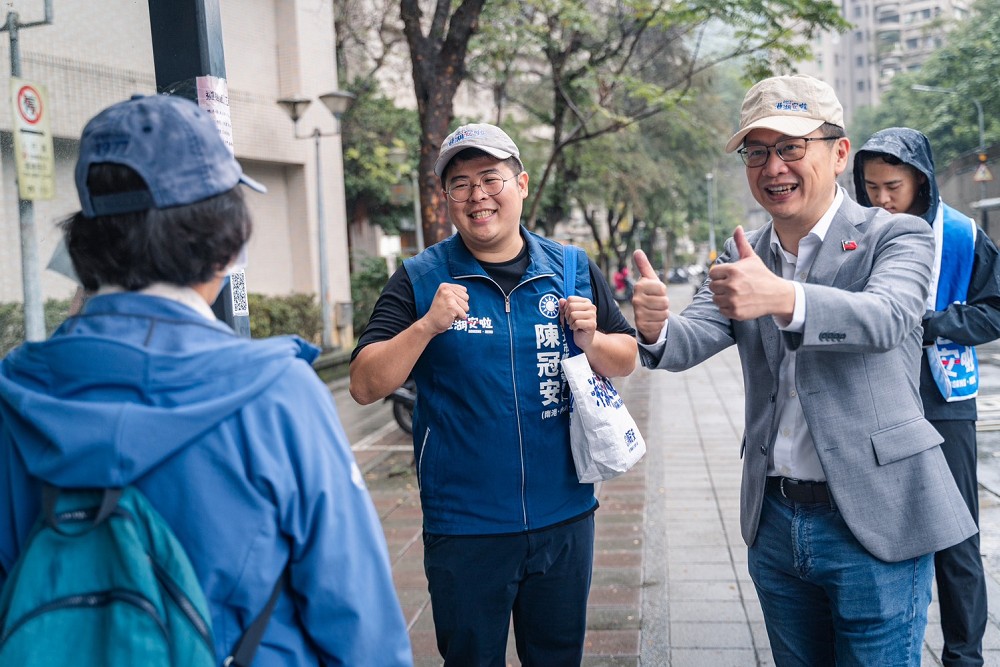 羅智強贈布鞋力挺「在地港湖子弟」 陳冠安雙腳走遍港湖59個里扎根地方