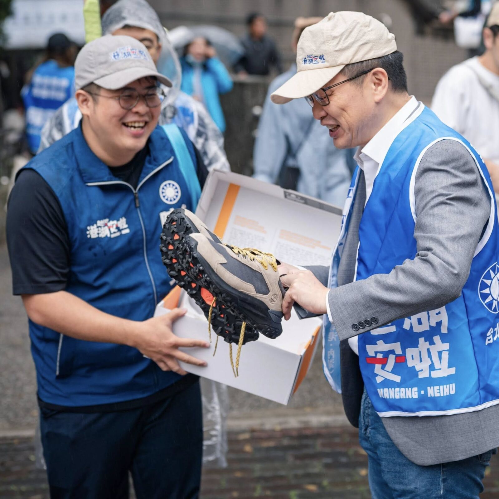 羅智強贈布鞋力挺「在地港湖子弟」 陳冠安雙腳走遍港湖59個里扎根地方 22 羅智強贈布鞋力挺「在地港湖子弟」 陳冠安雙腳走遍港湖59個里扎根地方 21