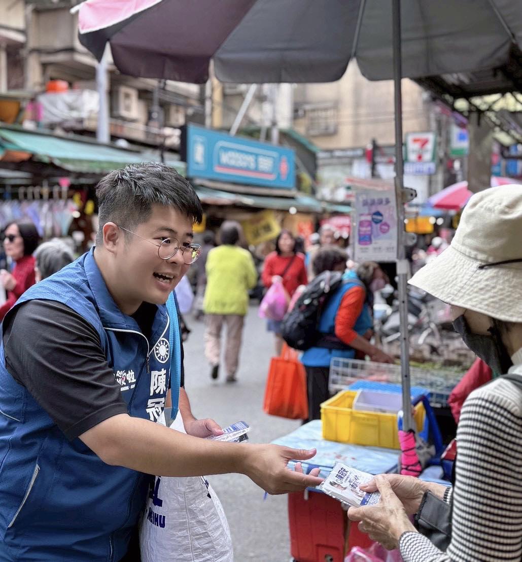 羅智強贈布鞋力挺「在地港湖子弟」 陳冠安雙腳走遍港湖59個里扎根地方 24 羅智強贈布鞋力挺「在地港湖子弟」 陳冠安雙腳走遍港湖59個里扎根地方 23