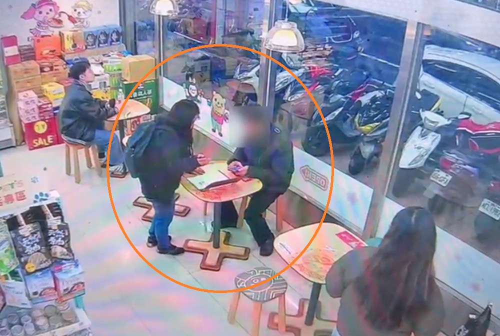 先賺900元一步步被掏空積蓄 警超商逮假投資詐欺車手 先賺900元一步步被掏空積蓄 警超商逮假投資詐欺車手