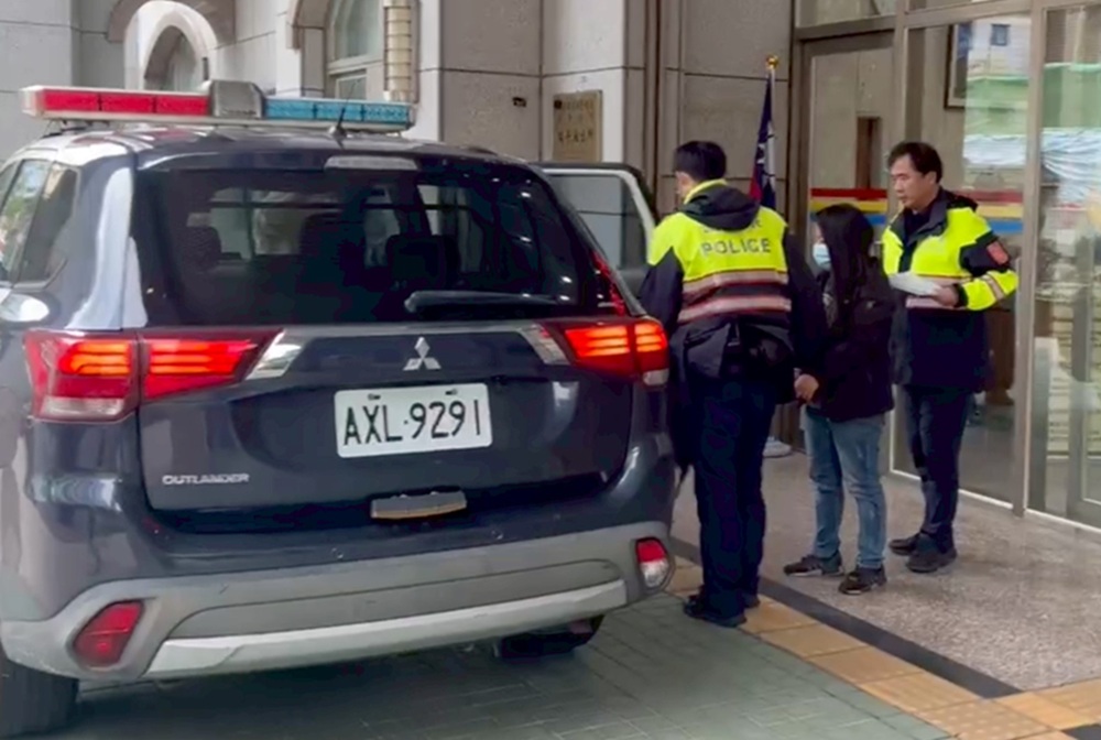 先賺900元一步步被掏空積蓄 警超商逮假投資詐欺車手 8 cnews204251215a05