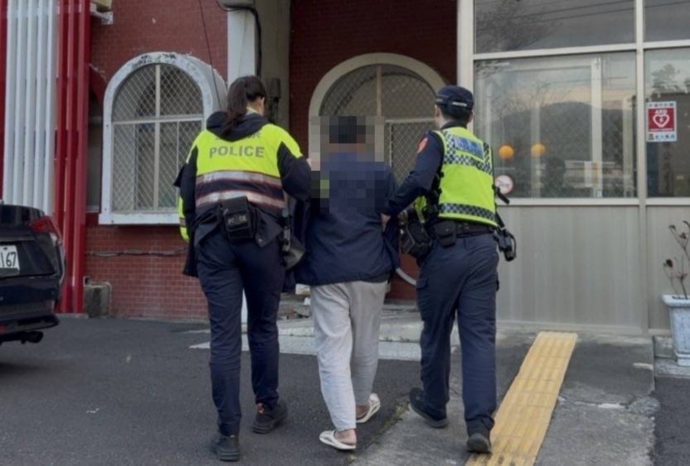 通緝毒犯撞進民宅　車內起獲喪屍菸彈唾液快篩涉毒駕