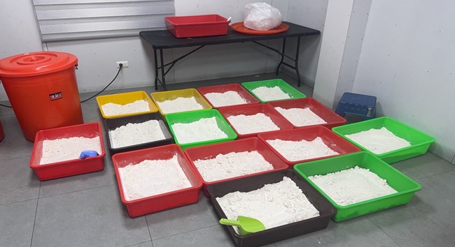 曾文溪畔鐵皮工廠成製毒中心　嫌犯落網稱：上網看影片查資料自學