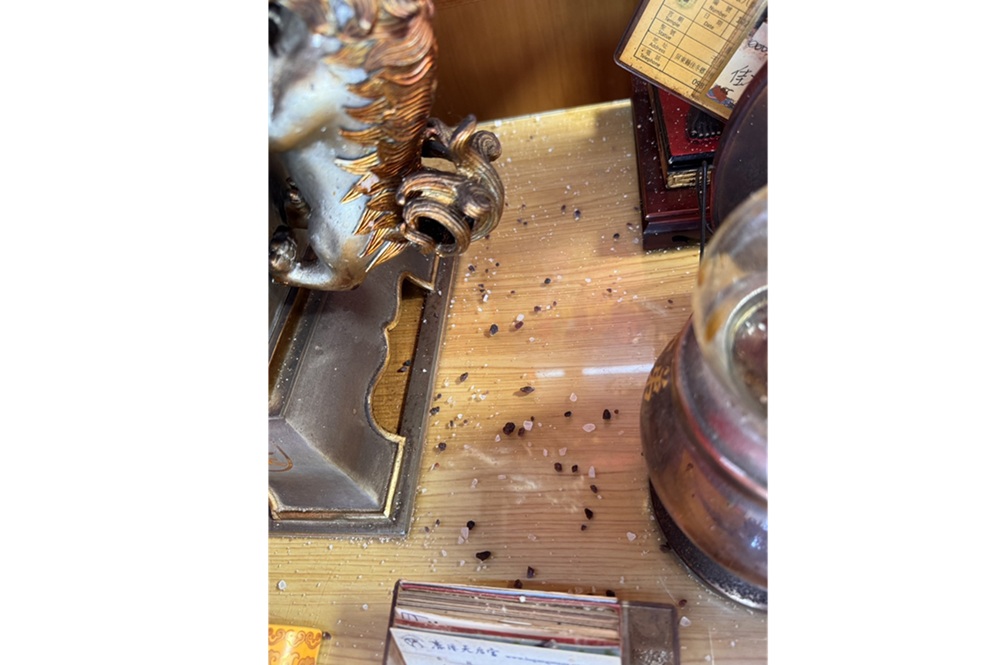 疑嫌宮廟太吵 41歲婦涉嫌神桌灑粗鹽洩憤 8 cnews204251216a10