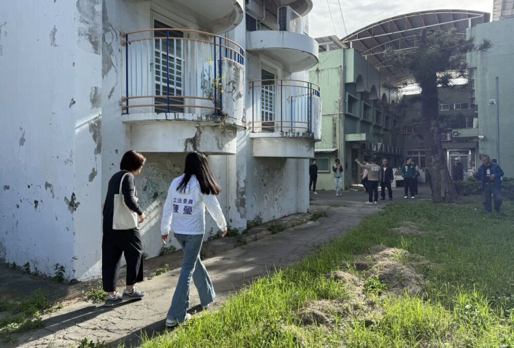 黃治維反映東女2建築耐震不足 陳瑩、莊瑞雄立即會勘允諾爭取經費 黃治維反映東女2建築耐震不足 陳瑩、莊瑞雄立即會勘允諾爭取經費