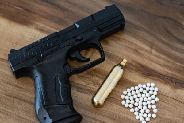 耍寶雙煞假扮警察搶博弈集團金庫 拿玩具槍被識破反遭壓制追打 耍寶雙煞假扮警察搶博弈集團金庫 拿玩具槍被識破反遭壓制追打