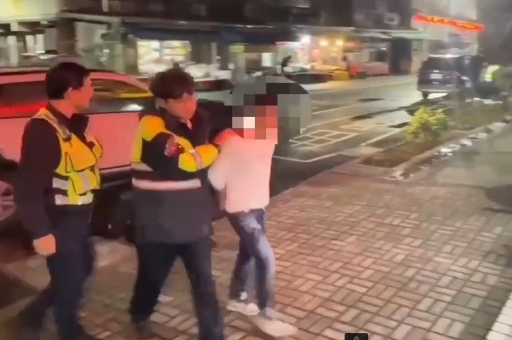 紅燈右轉露餡 AI巡防逮偽造車牌兄弟檔涉毒駕還藏有武士刀 紅燈右轉露餡 AI巡防逮偽造車牌兄弟檔涉毒駕還藏有武士刀