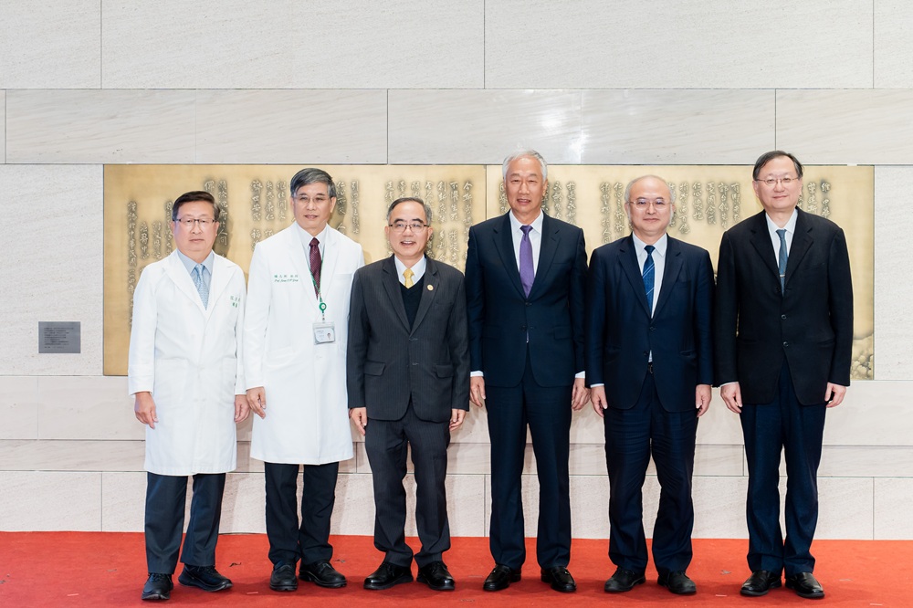 台大醫院癌醫中心分院7週年　黃銅雕刻紀錄建院歷程