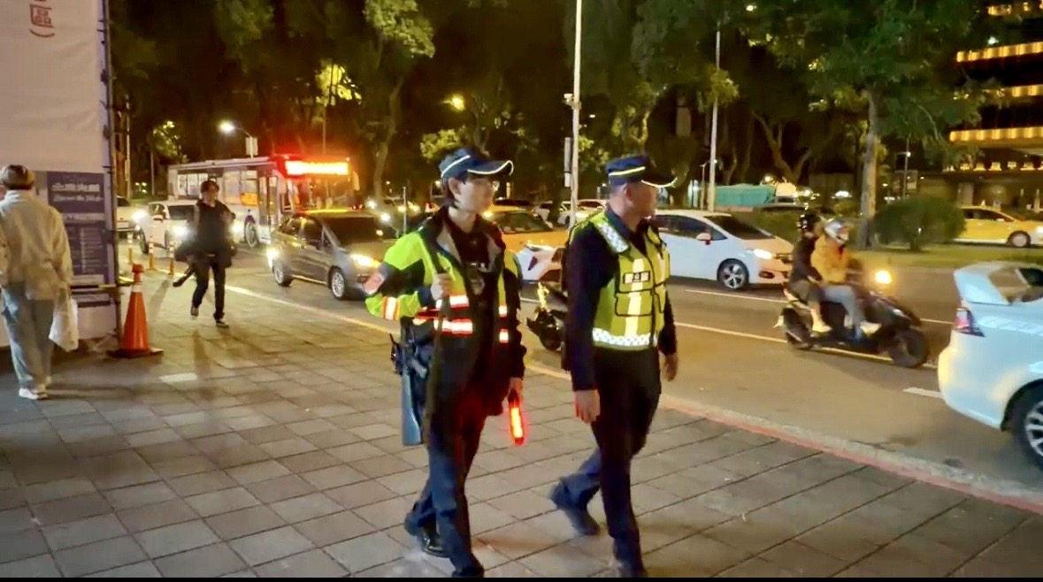 北捷恐攻草木皆兵　「警持長槍+肩燈」加強小巨蛋周邊維安 23