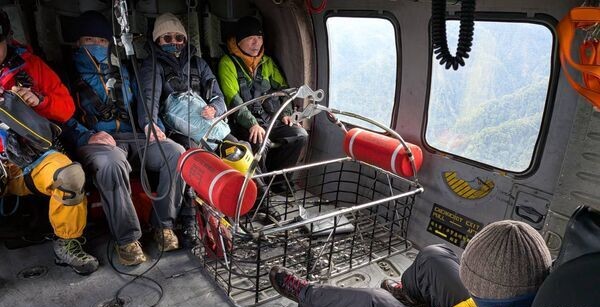 5人登山隊體力不支1人失溫死亡　黑鷹直升機即刻救援 7