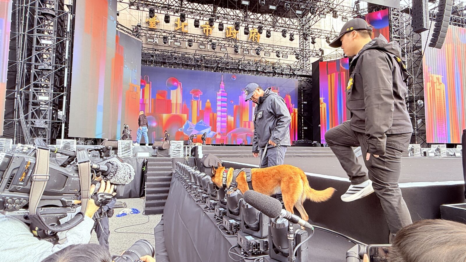 2026跨年晚會明登場　雙北警進駐信義商圈全面維安 33