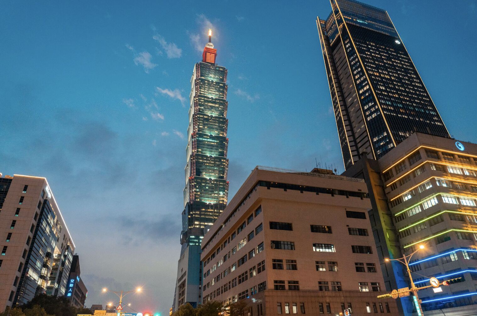 101跨年煙火估吸20萬人潮   8醫護站不夠！北市出動4組機動救護