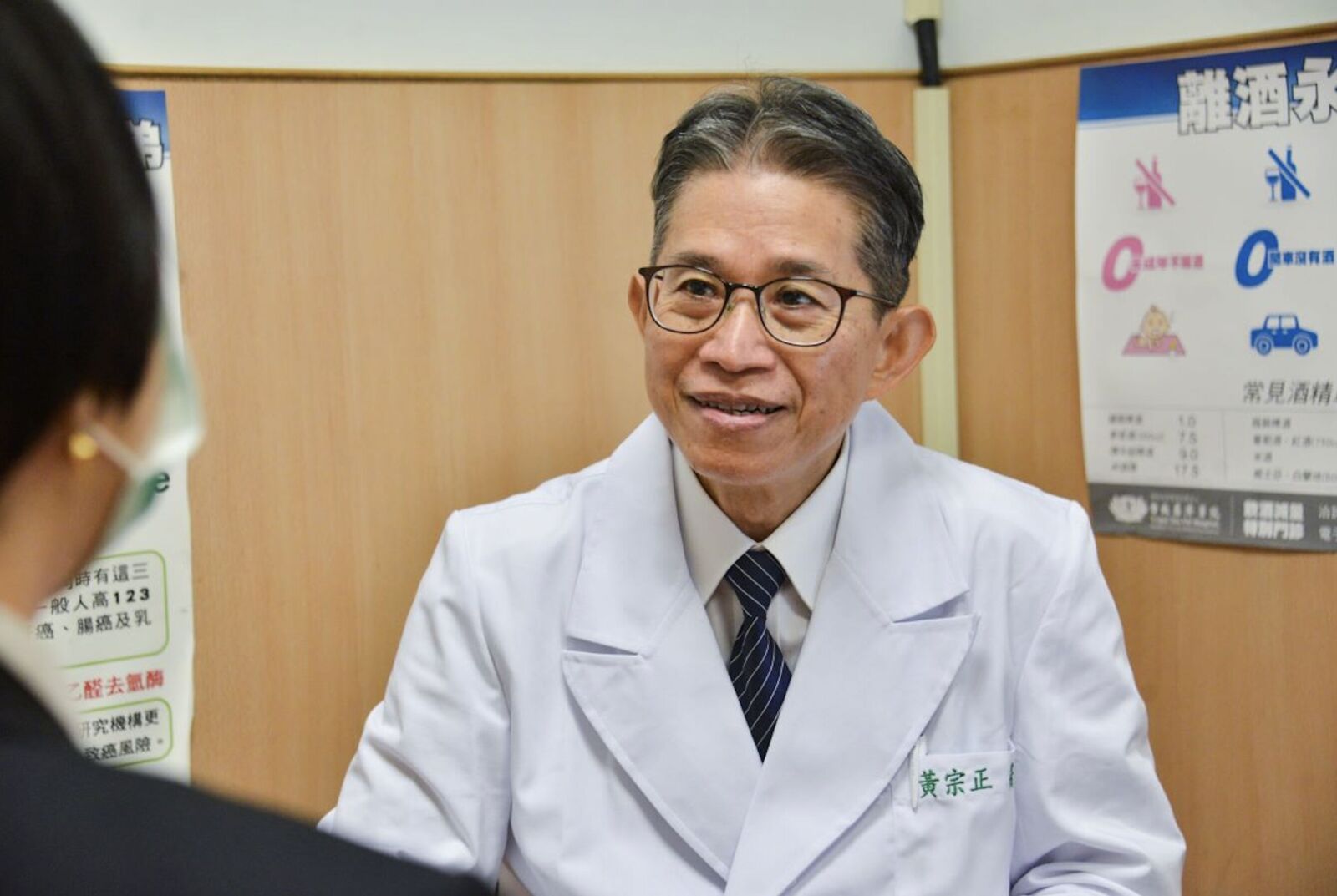 老人家作息單調固定、不愛動... 正常老化？小心早期失智症難察覺 3