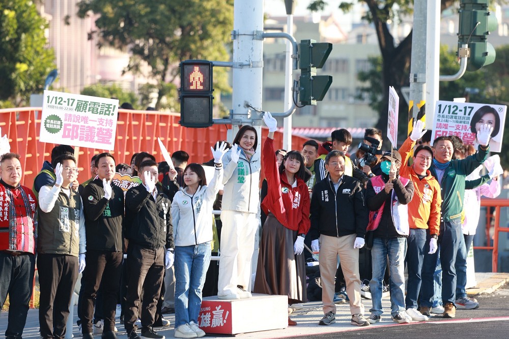 最強母雞衝刺初選　邱議瑩率高雄議員群站路口爭取支持 9