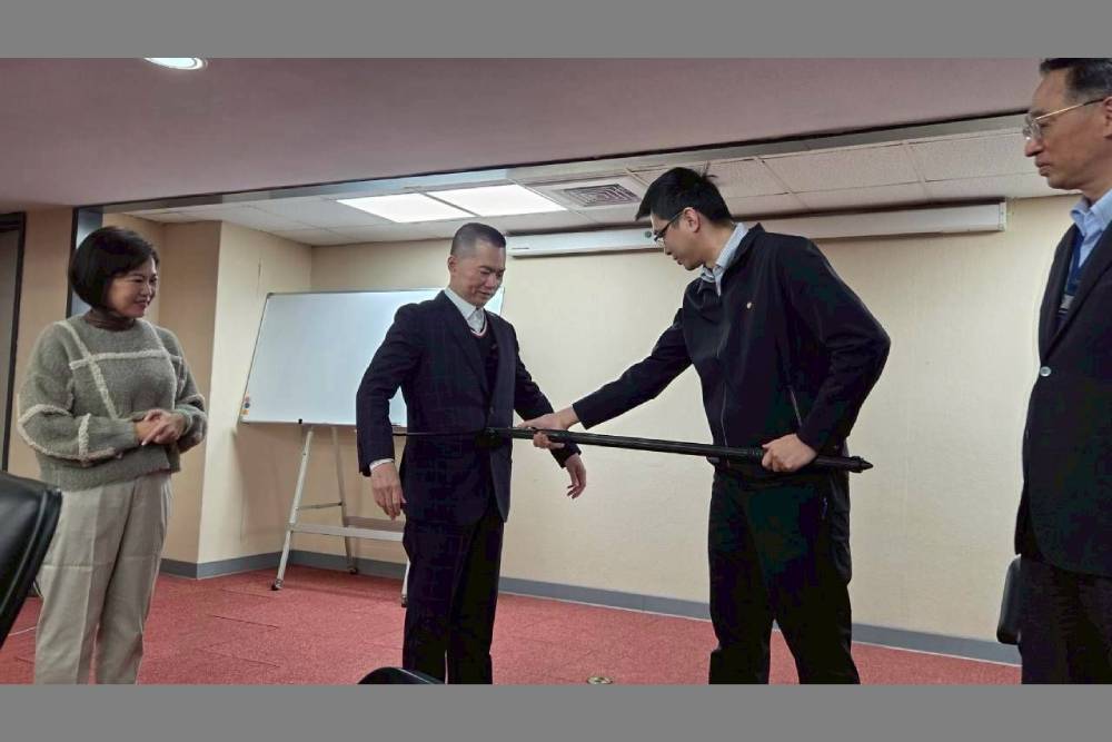 強化捷運車站維安　市政顧問陳啟宏贈北捷新型防爆叉 9