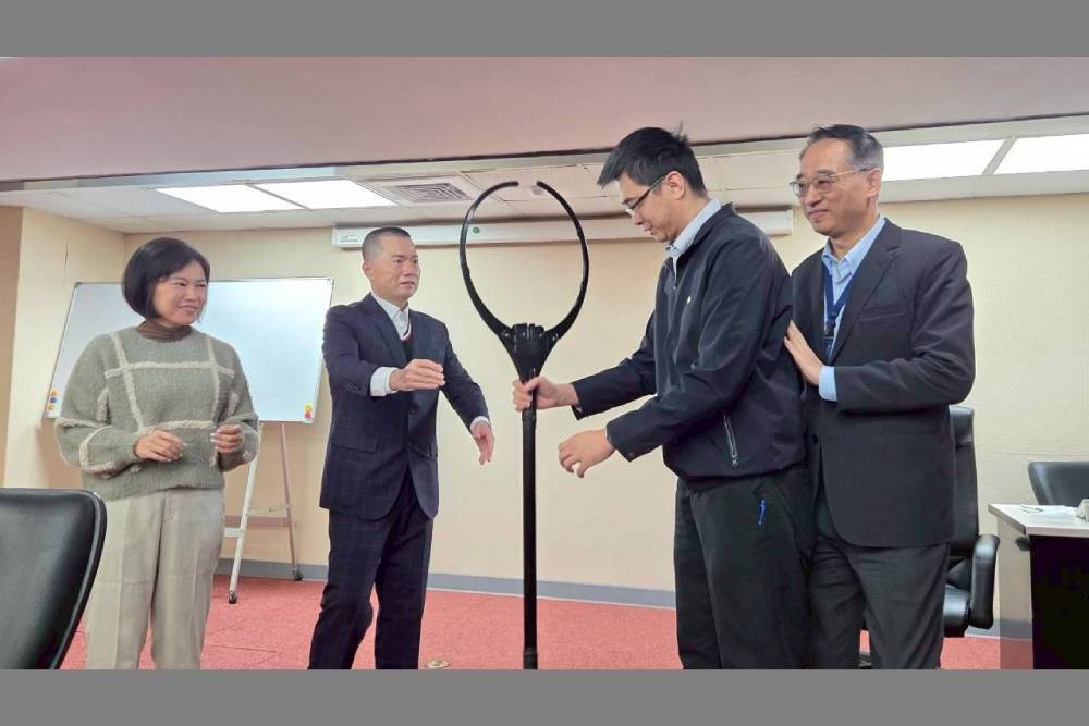 強化捷運車站維安　市政顧問陳啟宏贈北捷新型防爆叉 11