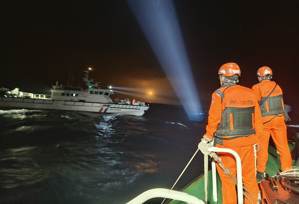 空軍F-16戰機花蓮外海失聯 飛官疑跳傘國軍海巡全力搜救中 空軍F-16戰機花蓮外海失聯 飛官疑跳傘國軍海巡全力搜救中