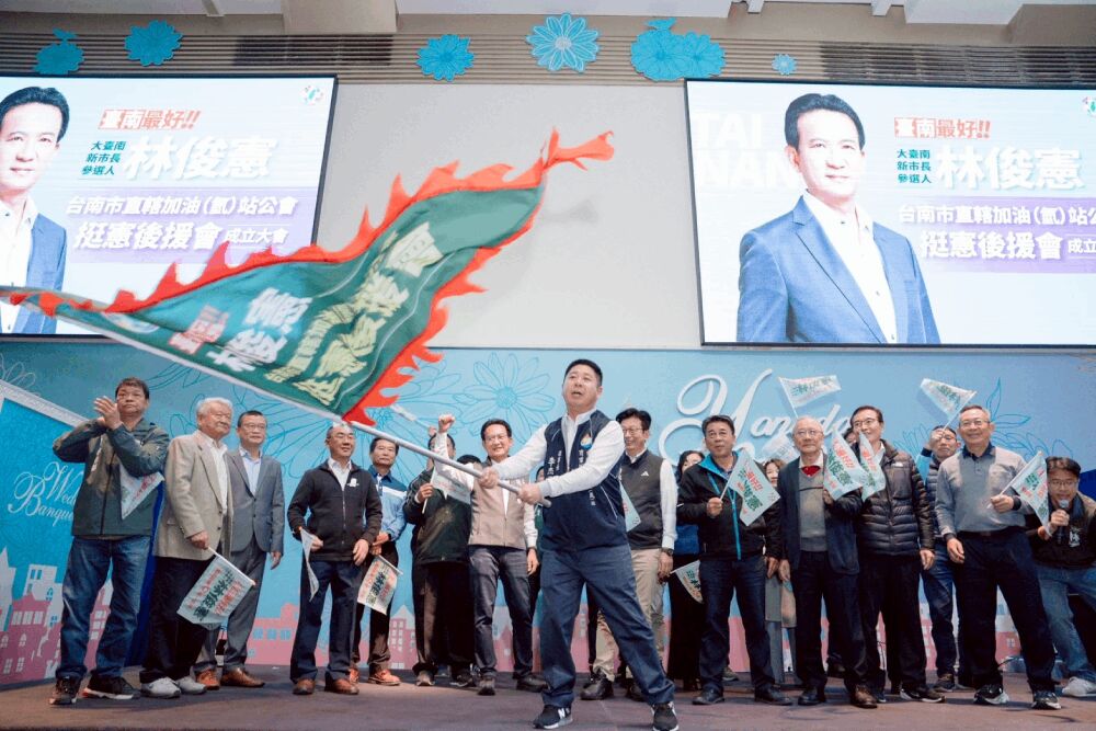 贈加油槍象徵動能 台南市直轄加油站公會力挺林俊憲 8 照片來源:林俊憲國會辦公室