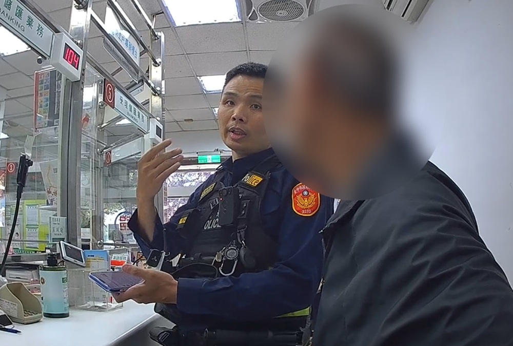 資助網路女友買機車 警及時攔65歲男匯款4萬元 資助網路女友買機車 警及時攔65歲男匯款4萬元