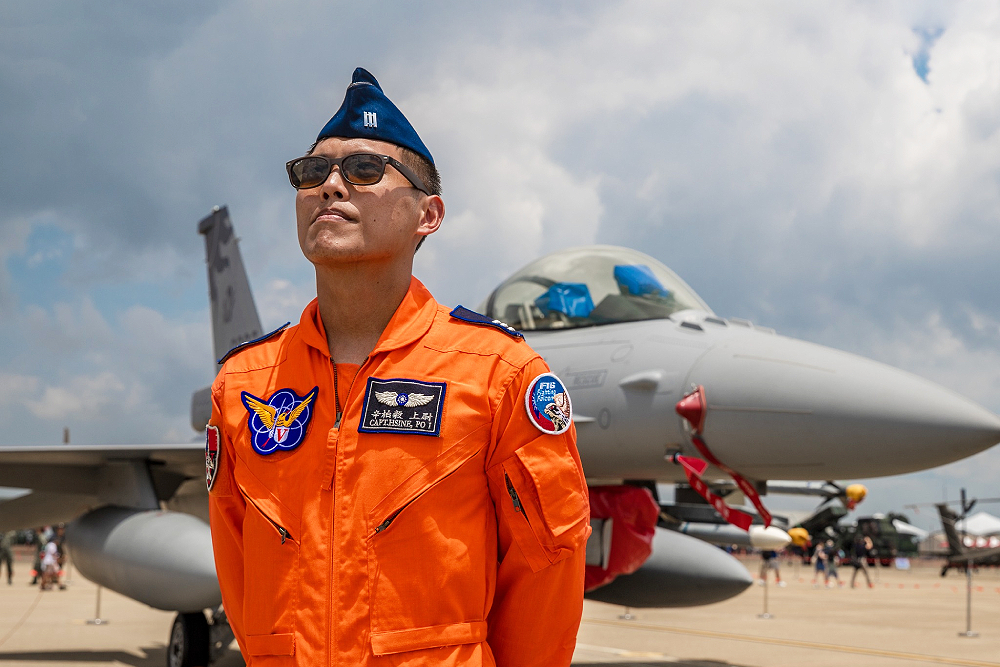 F-16墜海飛官辛柏毅失聯 馬文君批連防寒衣都沒得穿 F-16墜海飛官辛柏毅失聯 馬文君批連防寒衣都沒得穿