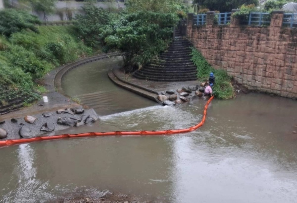 新北淡水公司田溪遭油污染 鄭宇恩會同環保局抓出營造商釀禍 新北淡水公司田溪遭油污染 鄭宇恩會同環保局抓出營造商釀禍