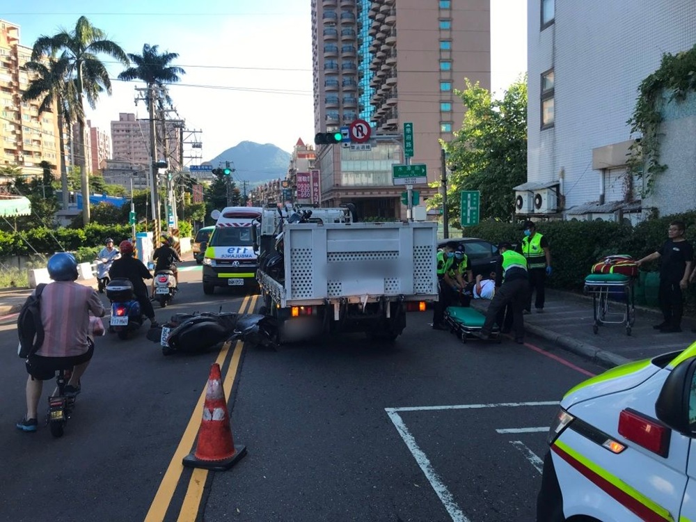 口鼻沾白粉騎車自摔 32歲男唾液快篩涉吸安毒被逮 口鼻沾白粉騎車自摔 32歲男唾液快篩涉吸安毒被逮