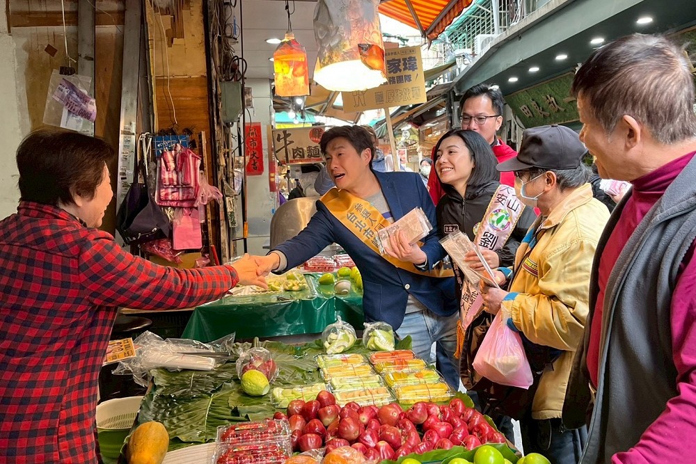 南北熱情連線!不畏低溫連掃3天市場 林智鴻北上應援康家瑋、劉品妡 南北熱情連線!不畏低溫連掃3天市場 林智鴻北上應援康家瑋、劉品妡