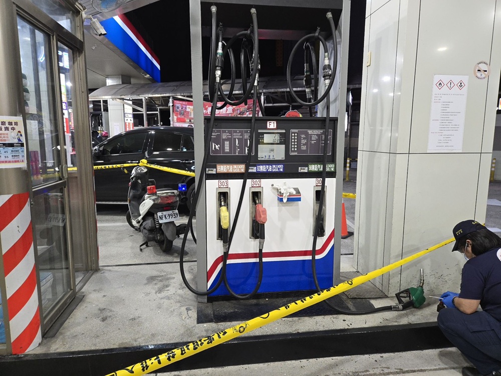 偷拔加油槍涉自焚 警消合力壓制縱火男送醫 偷拔加油槍涉自焚 警消合力壓制縱火男送醫