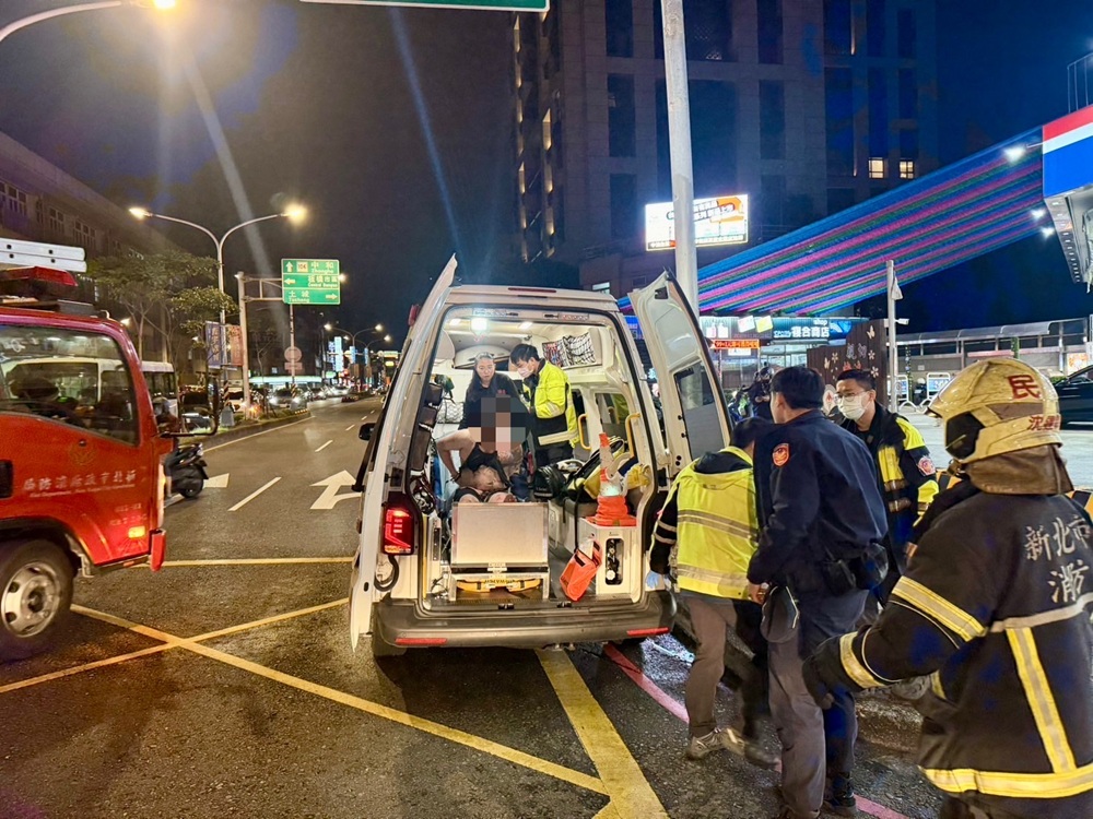 偷拔加油槍涉自焚 警消合力壓制縱火男送醫 9 cnews204260109a07