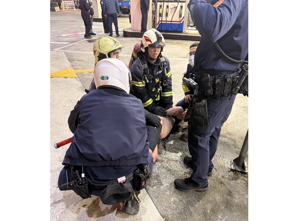 偷拔加油槍涉自焚 警消合力壓制縱火男送醫 10 cnews204260109a09