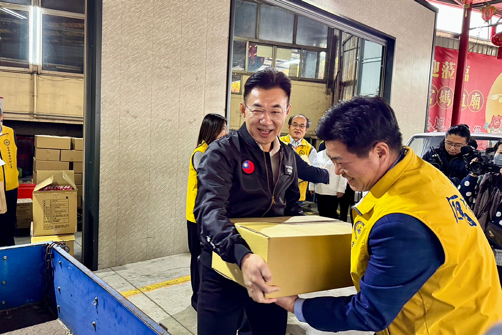 江啟臣攜手會計師公會贈白米 政府民間必須面對社會貧富不均 江啟臣攜手會計師公會贈白米 政府民間必須面對社會貧富不均