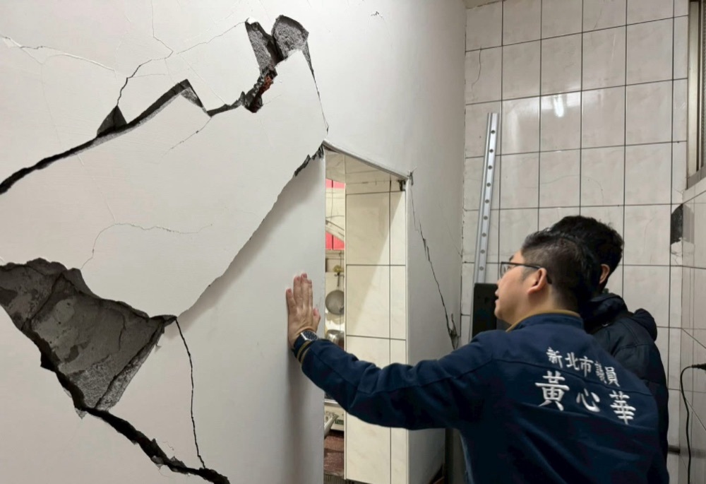 新店震後結構健檢服務持續 黃心華偕技師到府助市民安心 8 248260112a05