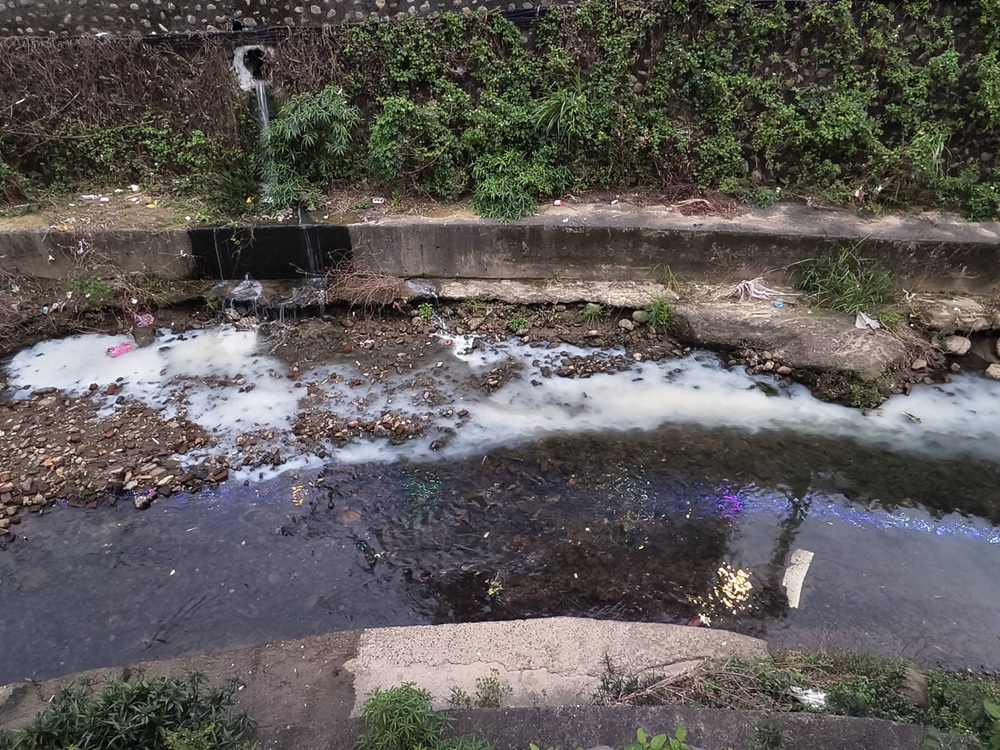 新北五股坑溪疑似水污染 查獲裝修公司涉違排清洗油漆廢水 新北五股坑溪疑似水污染 查獲裝修公司涉違排清洗油漆廢水