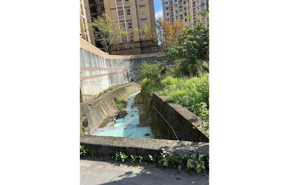 新北五股坑溪疑似水污染 查獲裝修公司涉違排清洗油漆廢水 12 cnews204260112a04