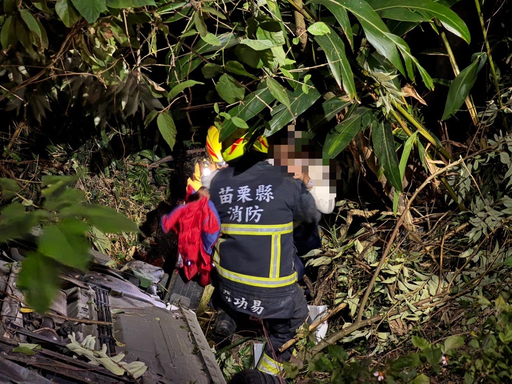 恐怖情人 懷疑前男友毒狗40歲女縱火燒工寮被撞下山坡 恐怖情人 懷疑前男友毒狗40歲女縱火燒工寮被撞下山坡