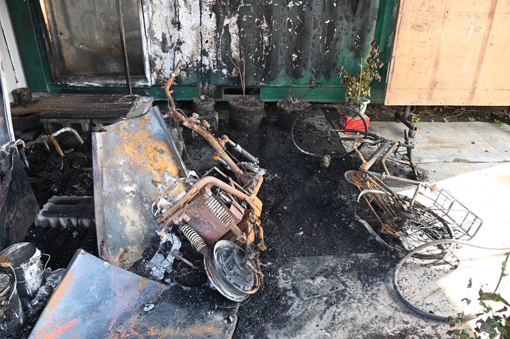 恐怖情人 懷疑前男友毒狗40歲女縱火燒工寮被撞下山坡 9 cnews204260113a03